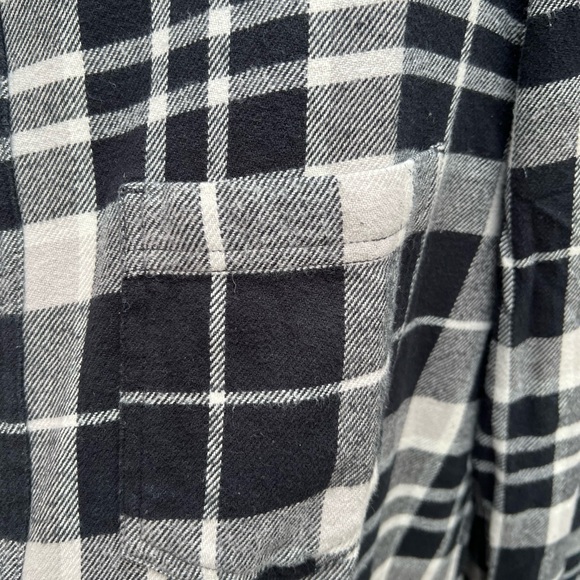 👗BDG Black and Cream Plaid Button Down Shirt - Picture 6 of 8